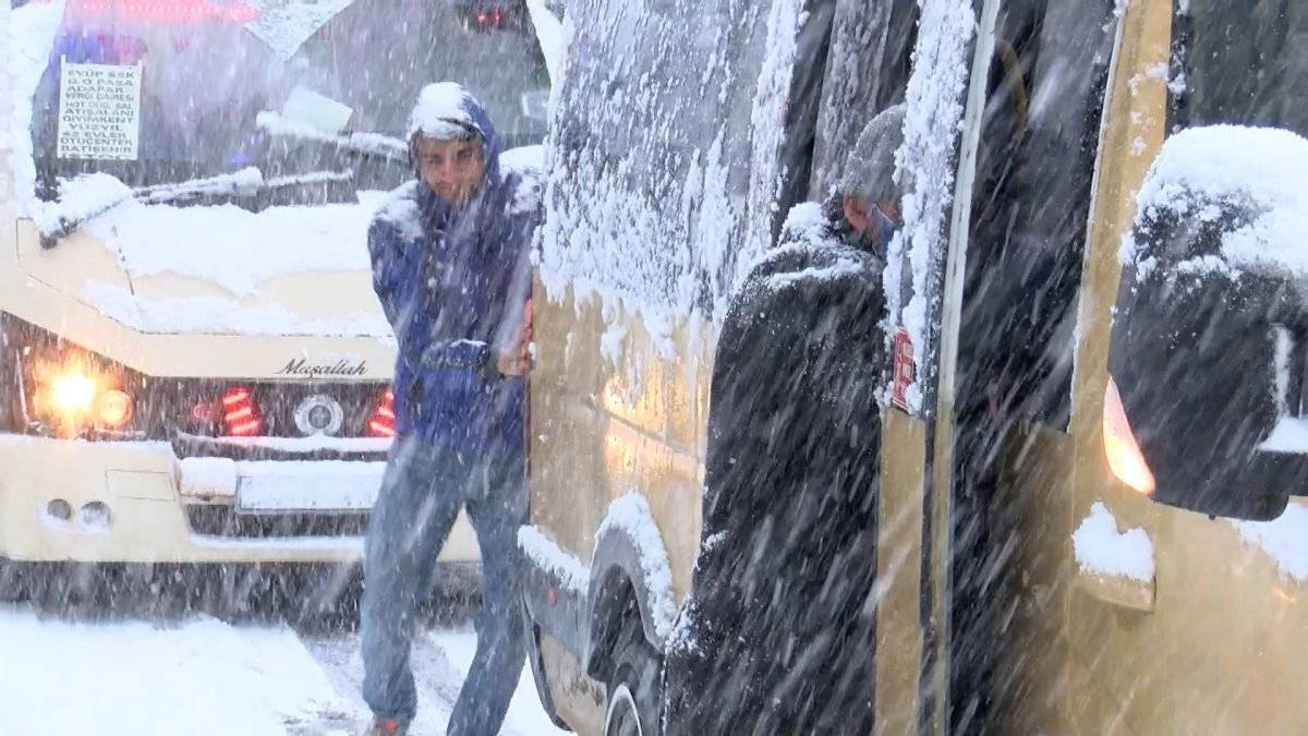 Gaziosmanpaşa’da karda ilerleyemeyen minibüsü yolcular itti