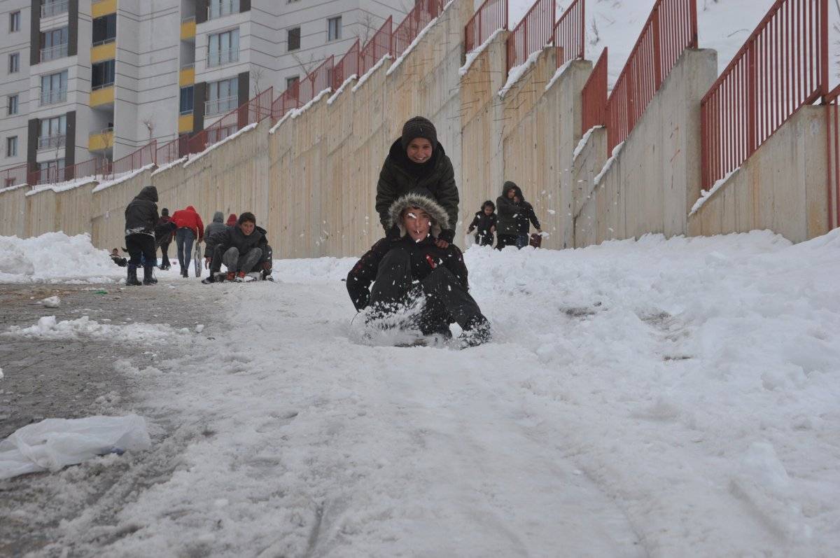 Hakkari'de poşet ve tepsiyle kızak keyfi