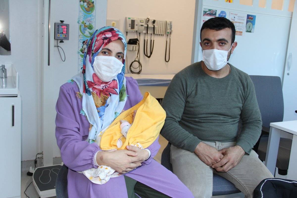 Mersin'de iç organları dışarıda doğan bebek tedavi edildi