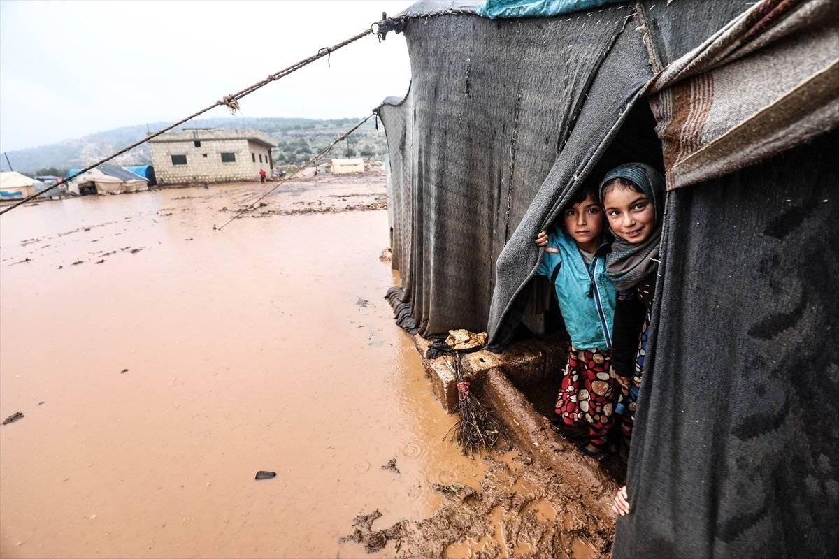 İdlib'de yerlerinden edilen sivillerin çadırları su altında kaldı