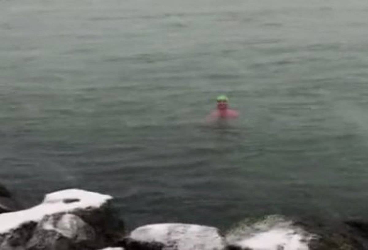 İstanbul'da kar altında denize giren adam