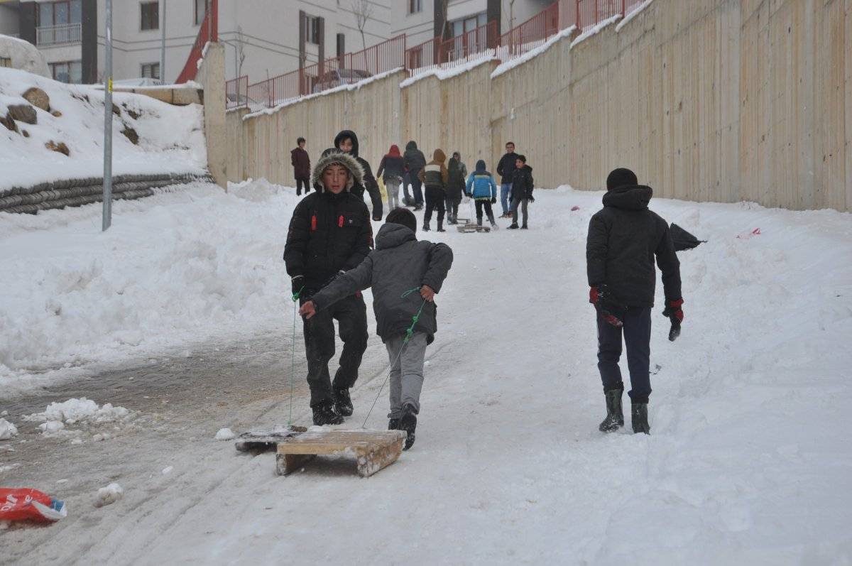 Hakkari'de poşet ve tepsiyle kızak keyfi