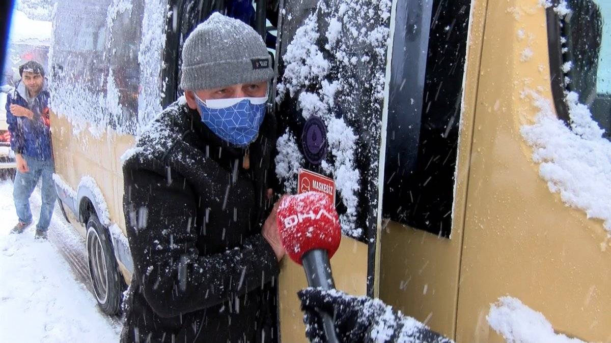 Gaziosmanpaşa’da karda ilerleyemeyen minibüsü yolcular itti