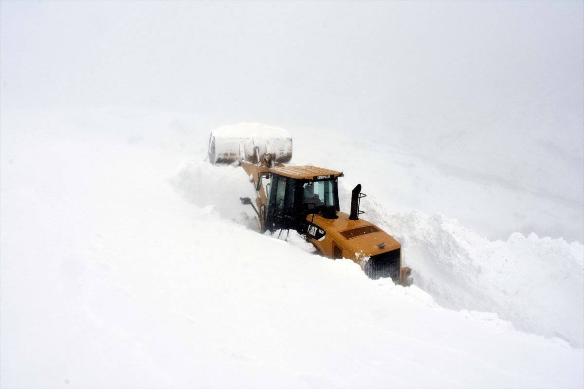 Muş'ta karla mücadele çalışması