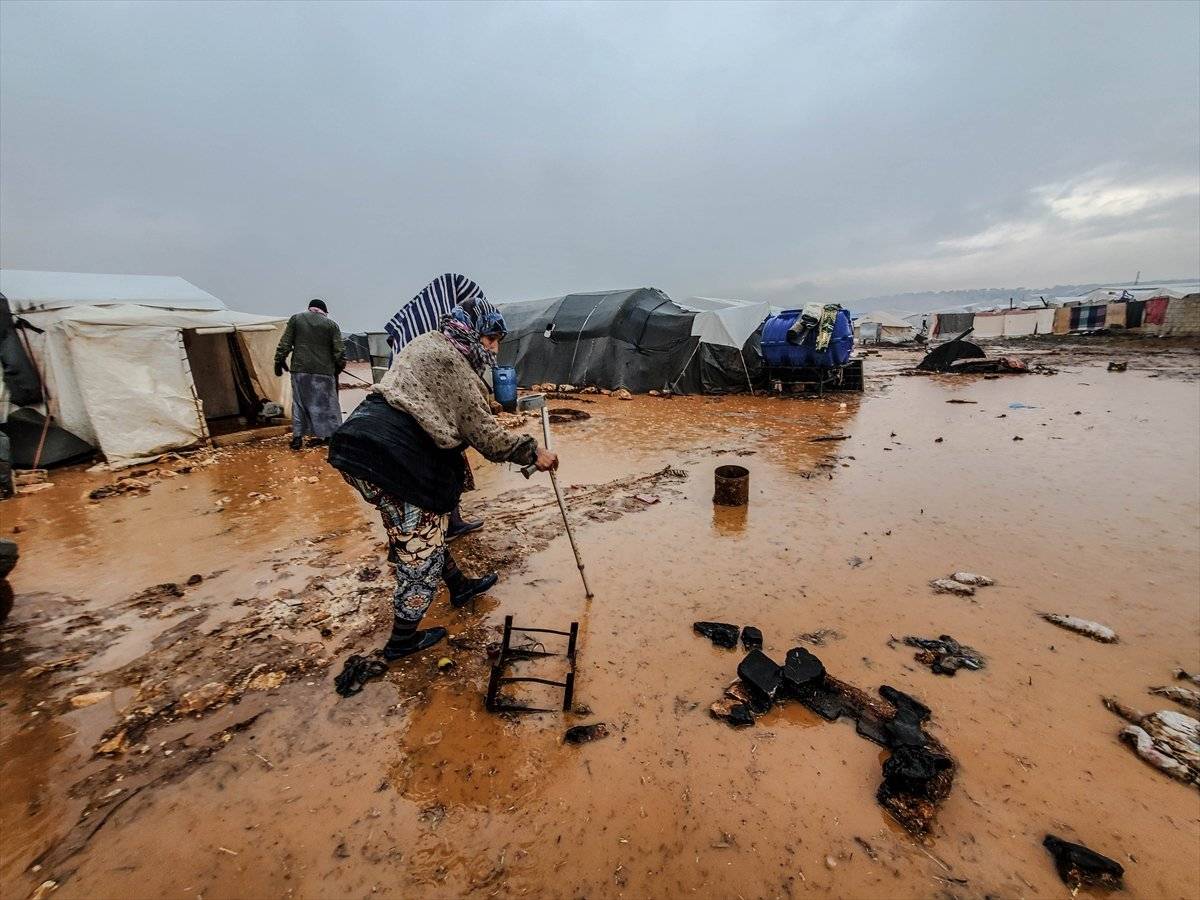 İdlib'de yerlerinden edilen sivillerin çadırları su altında kaldı