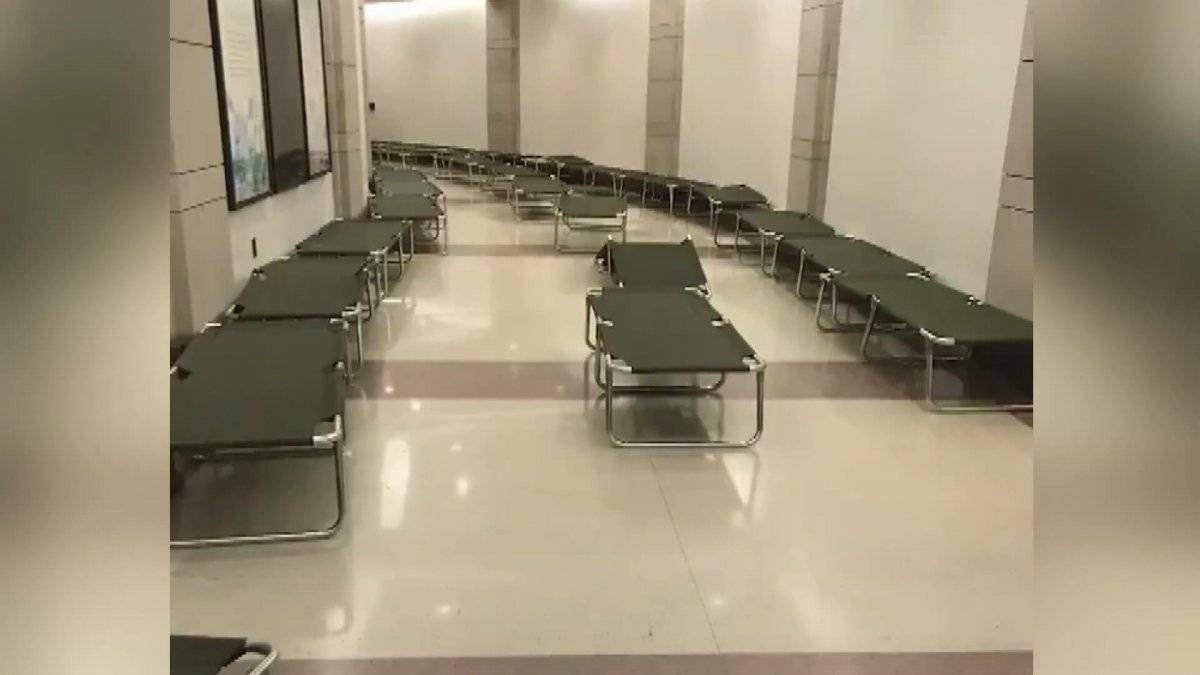 ABD Kongre binasına askeri sedye yığdılar