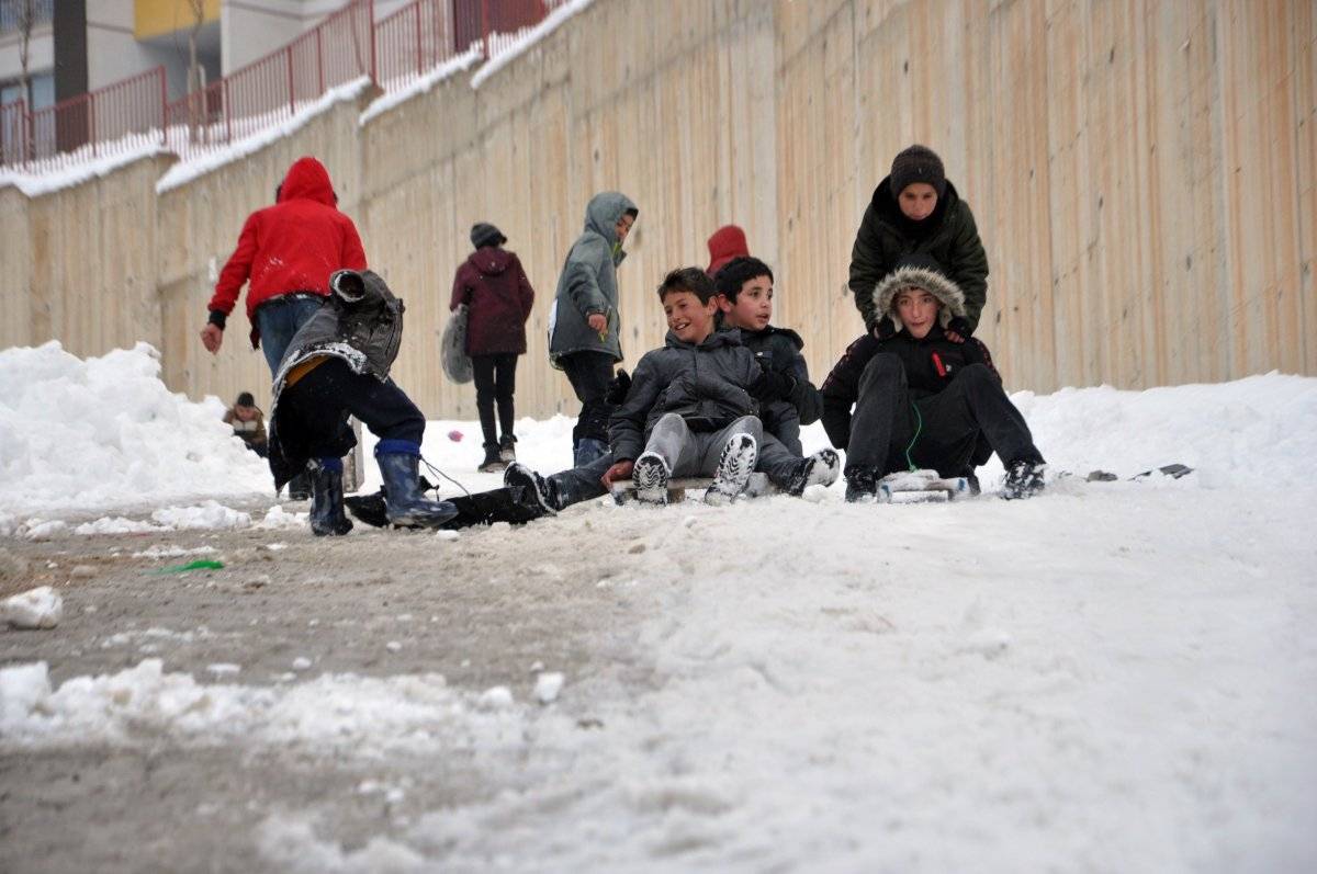 Hakkari'de poşet ve tepsiyle kızak keyfi