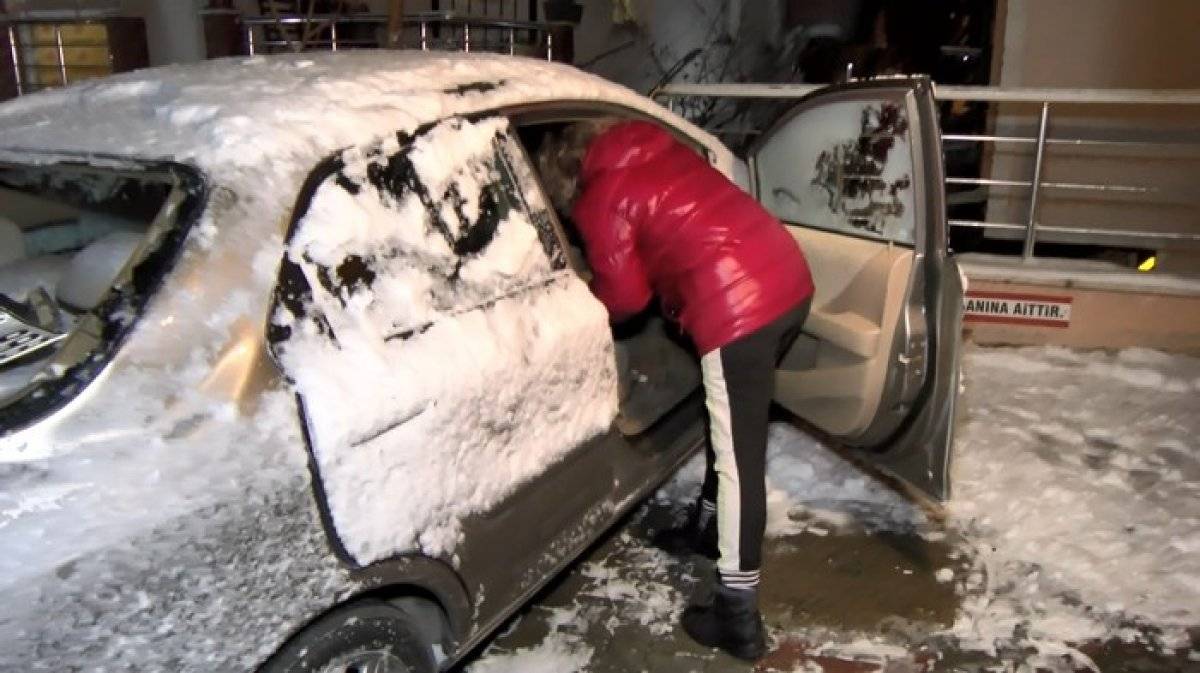 İstanbul’da park halindeki minibüs 3 otomobile çarpıp, bahçeye uçtu