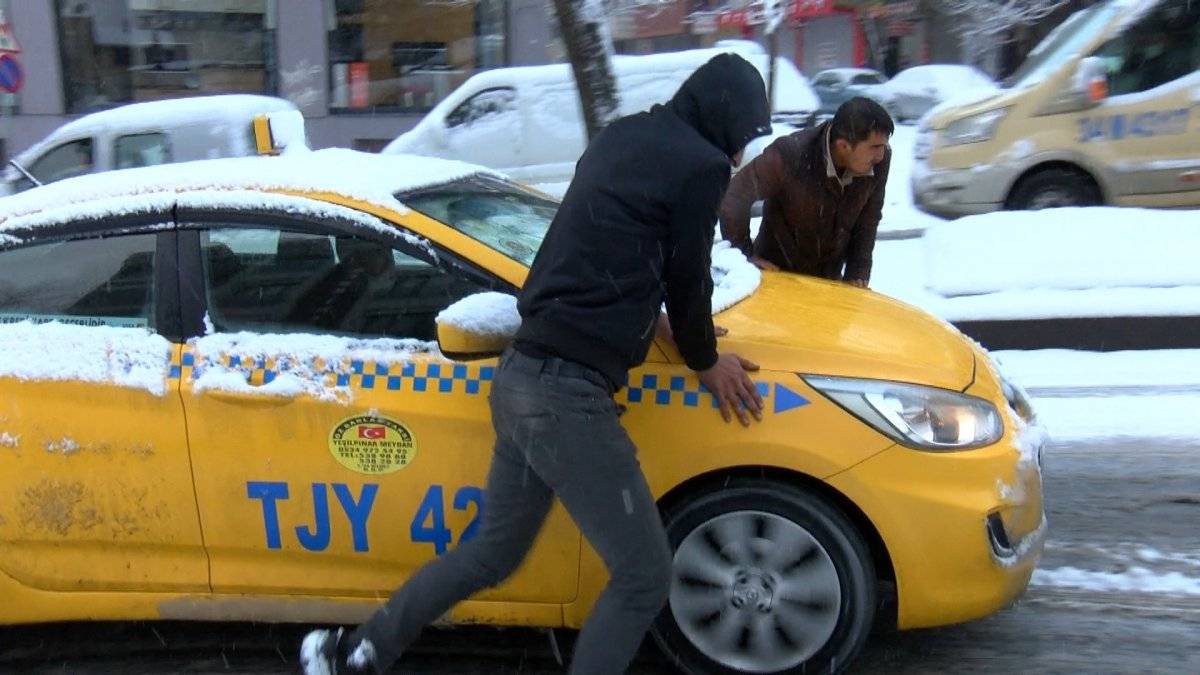 Gaziosmanpaşa’da karda ilerleyemeyen minibüsü yolcular itti