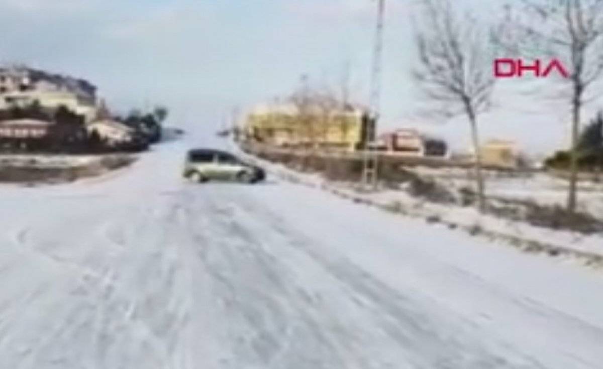 Büyükçekmece'de buz tutan yolda drift