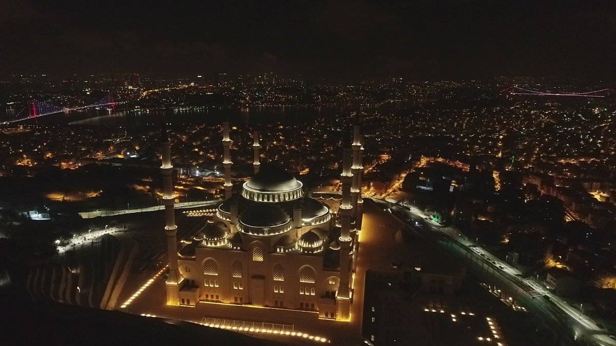 Çamlıca Camii, beyaz örtüye büründü