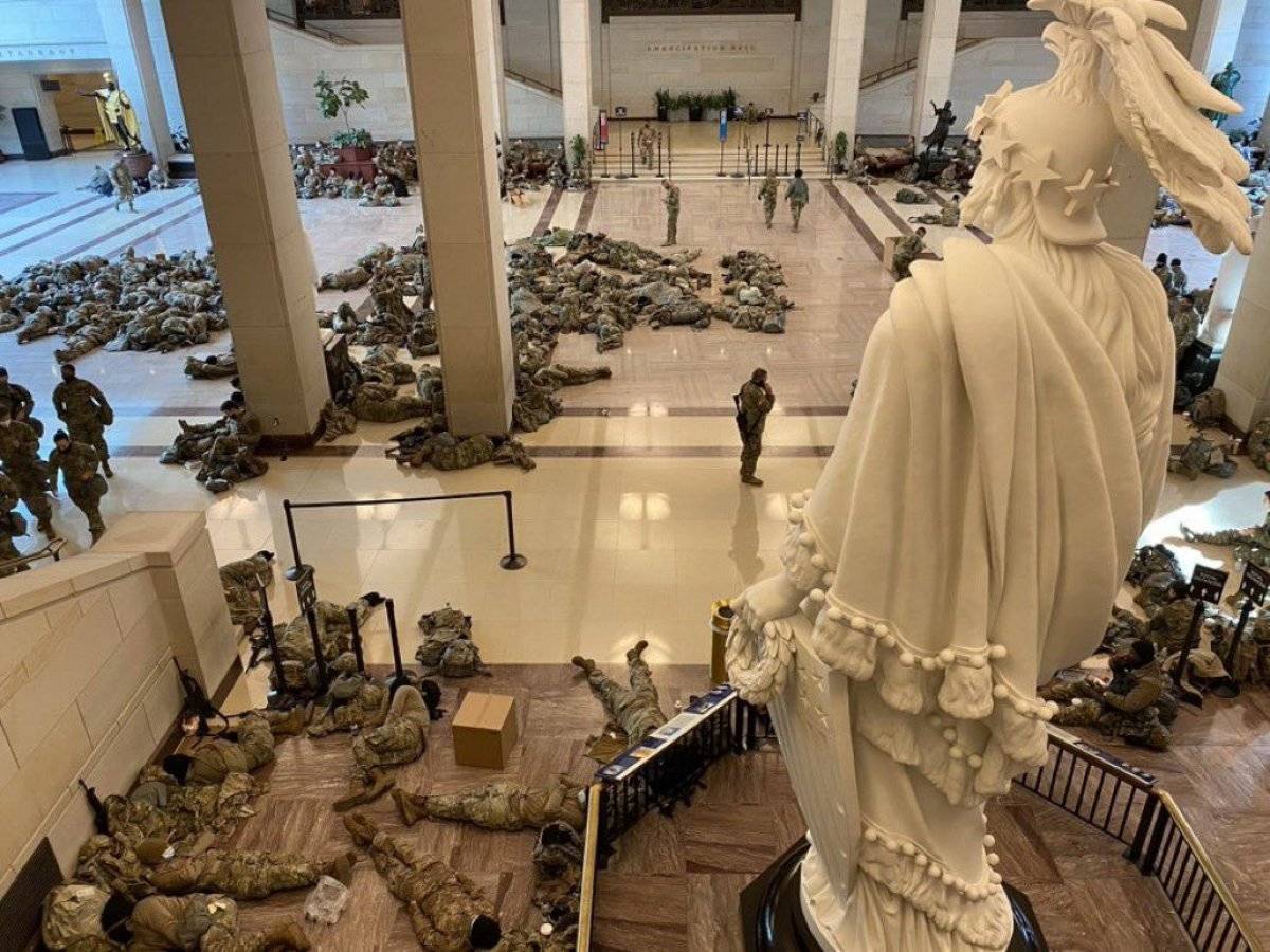 ABD Kongre binasına askeri sedye yığdılar