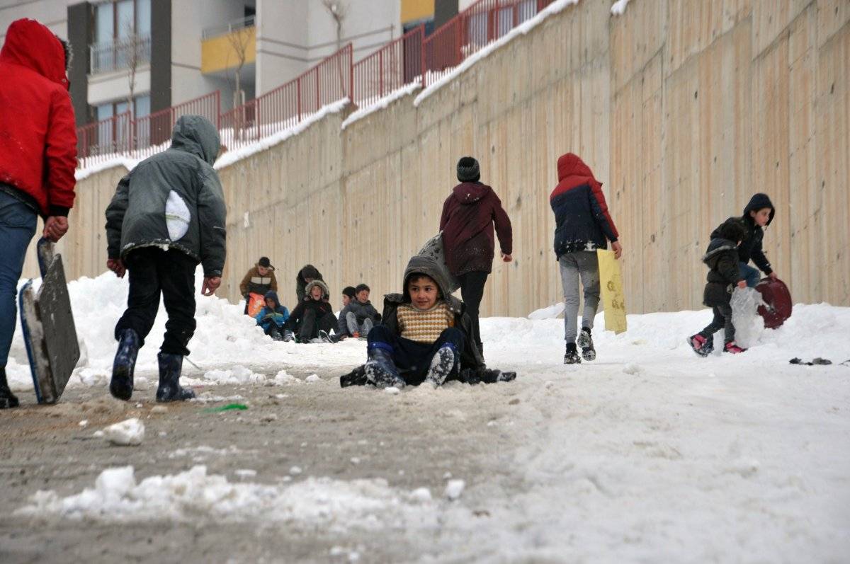 Hakkari'de poşet ve tepsiyle kızak keyfi