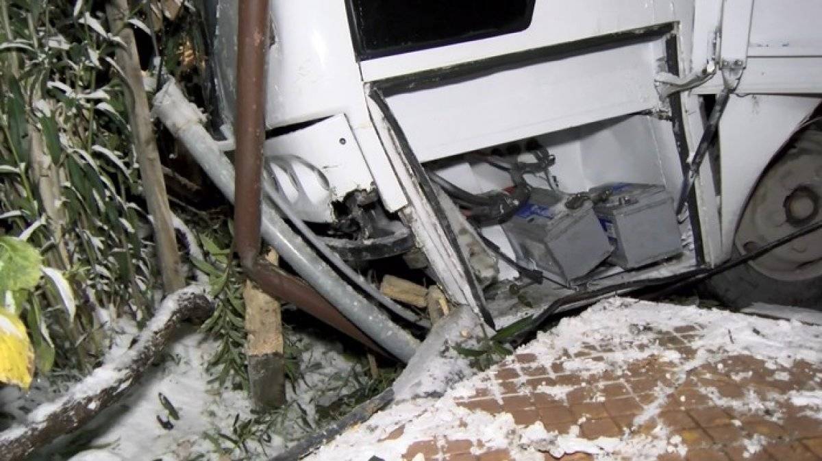 İstanbul’da park halindeki minibüs 3 otomobile çarpıp, bahçeye uçtu