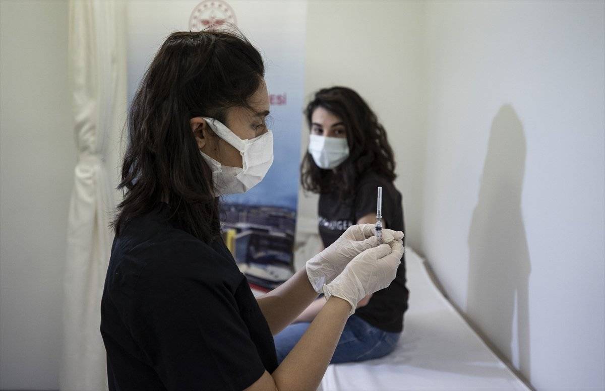 Türkiye'de koronavirüs aşılaması devam ediyor