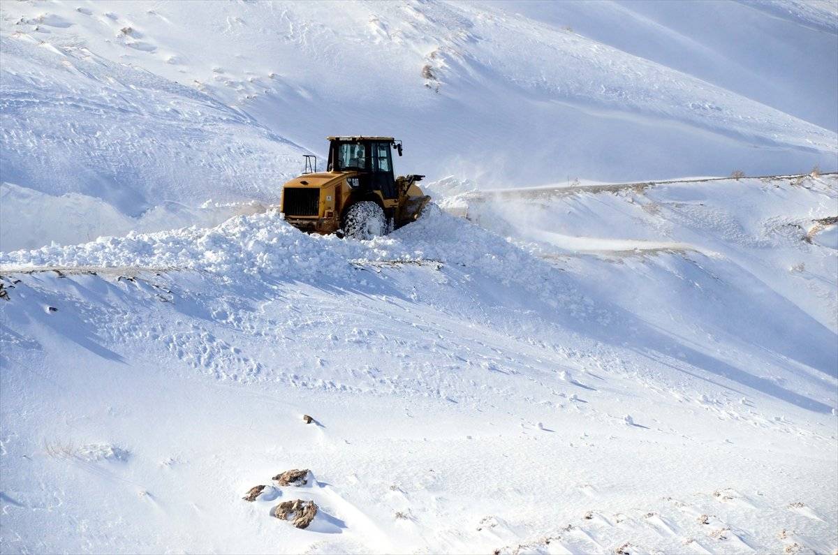 Van, Muş, Bitlis, Hakkari'de 729 yerleşim birimine ulaşım sağlanamıyor