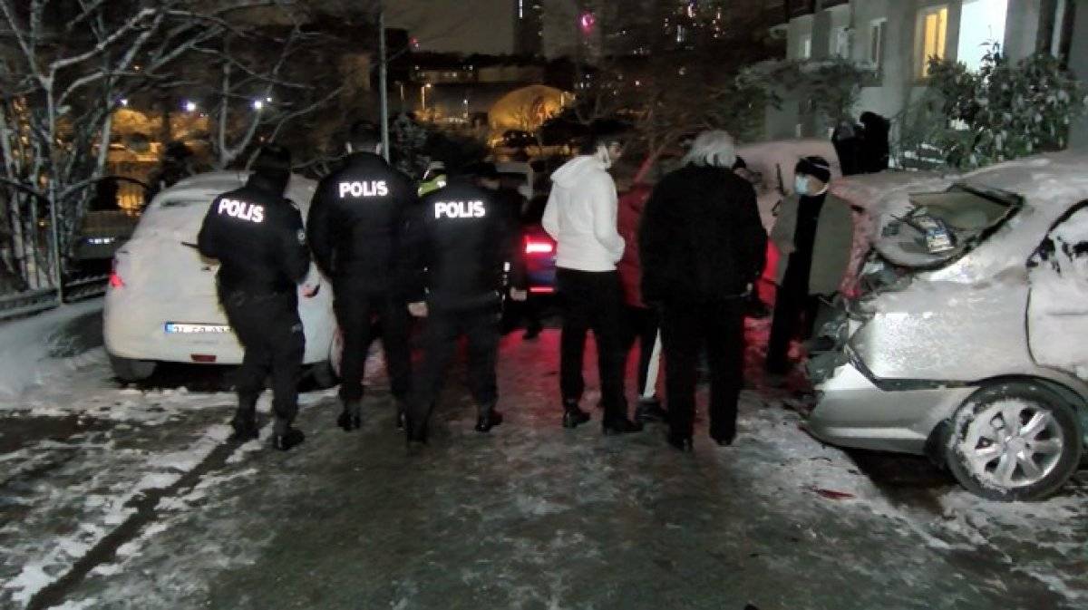 İstanbul’da park halindeki minibüs 3 otomobile çarpıp, bahçeye uçtu