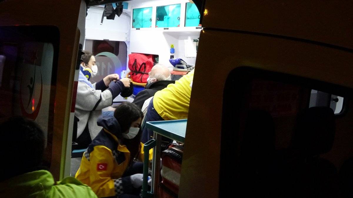 Sinop’ta otomobil aydınlatma direğine çarptı