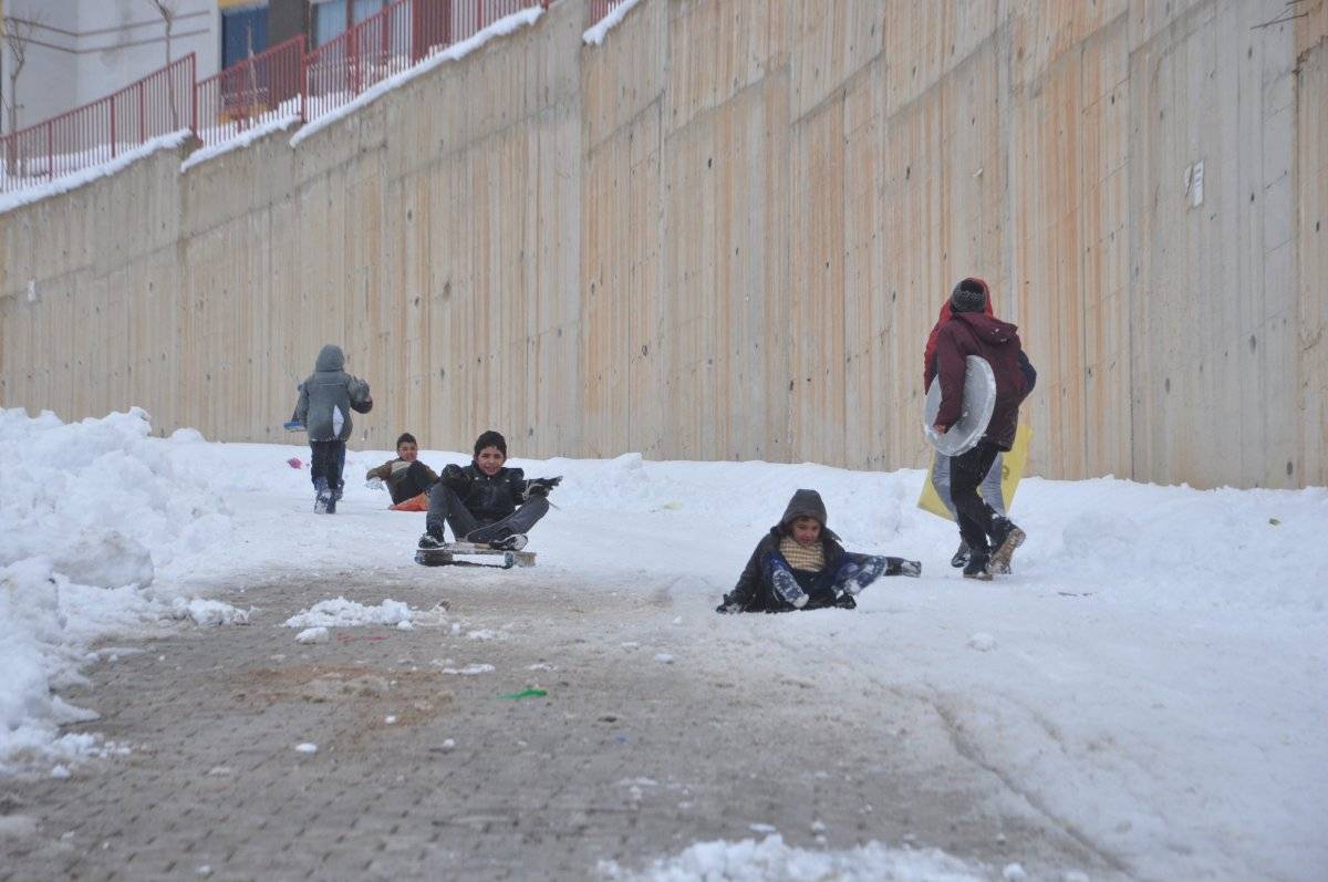 Hakkari'de poşet ve tepsiyle kızak keyfi