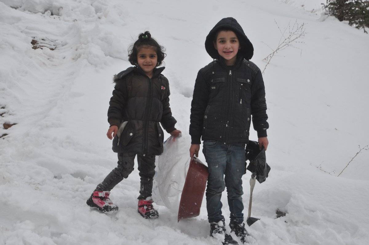 Hakkari'de poşet ve tepsiyle kızak keyfi