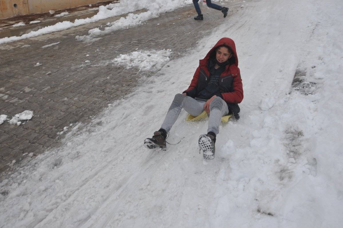 Hakkari'de poşet ve tepsiyle kızak keyfi