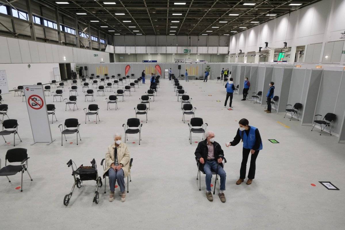 Avrupa'da, yaşlı vatandaşlar aşı merkezlerinin yolunu tuttu