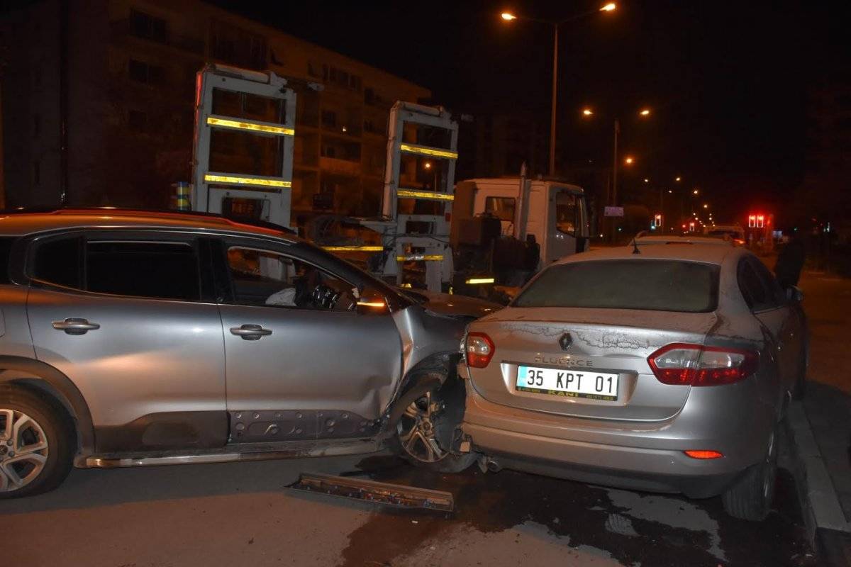 İzmir’de zincirleme kazalar peş peşe geldi: 14 araç hasar gördü