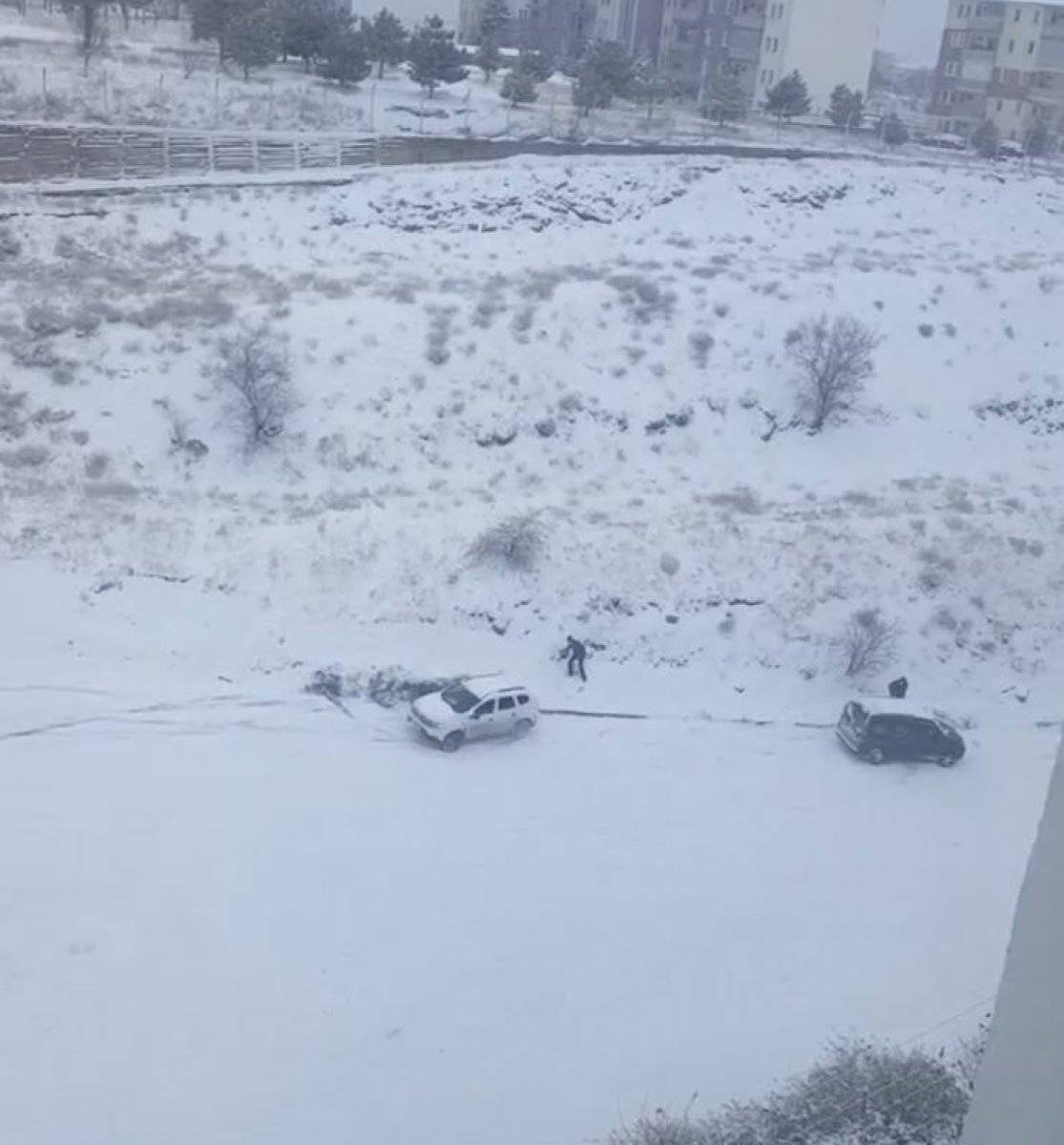 Elazığ'da rampadan kayan otomobil kamerada