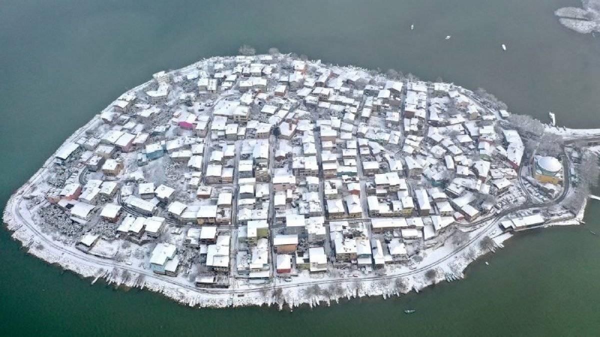 Türkiye'nin Küçük Venedik'i Gölyazı, beyaza büründü
