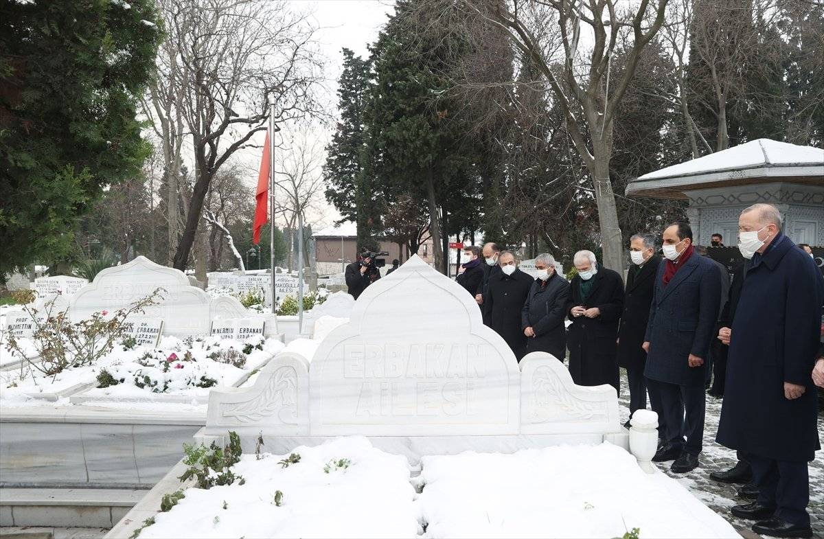 Cumhurbaşkanı Erdoğan, Necmettin Erbakan'ın kabrini ziyaret etti