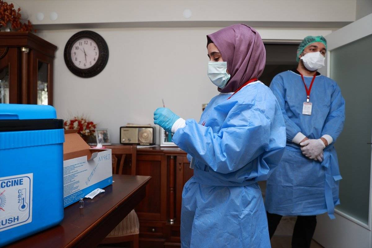 90 yaş üzerindekiler, evden aşılanmaya başlandı