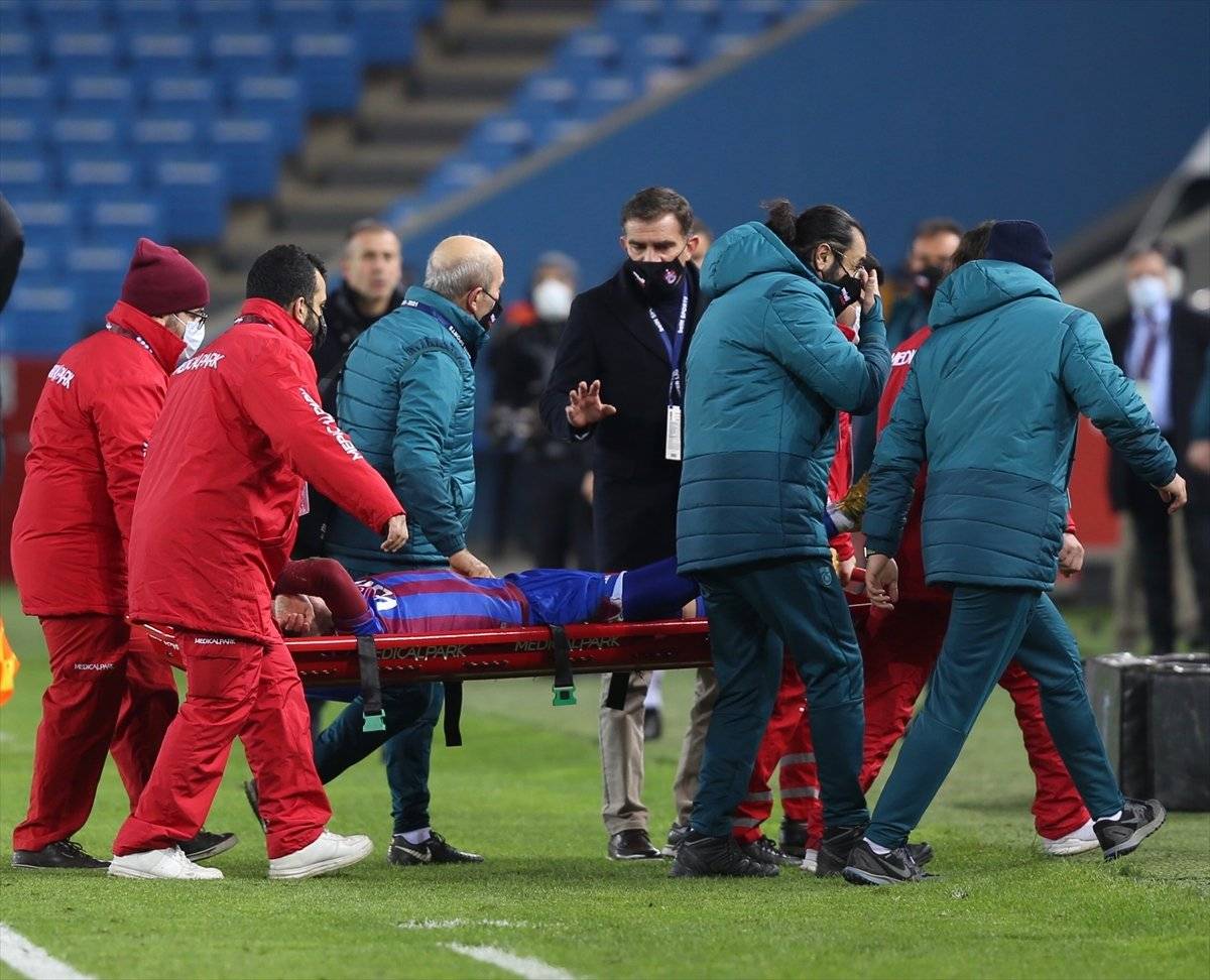 Abdülkadir Ömür'ün ayak bileği kırıldı