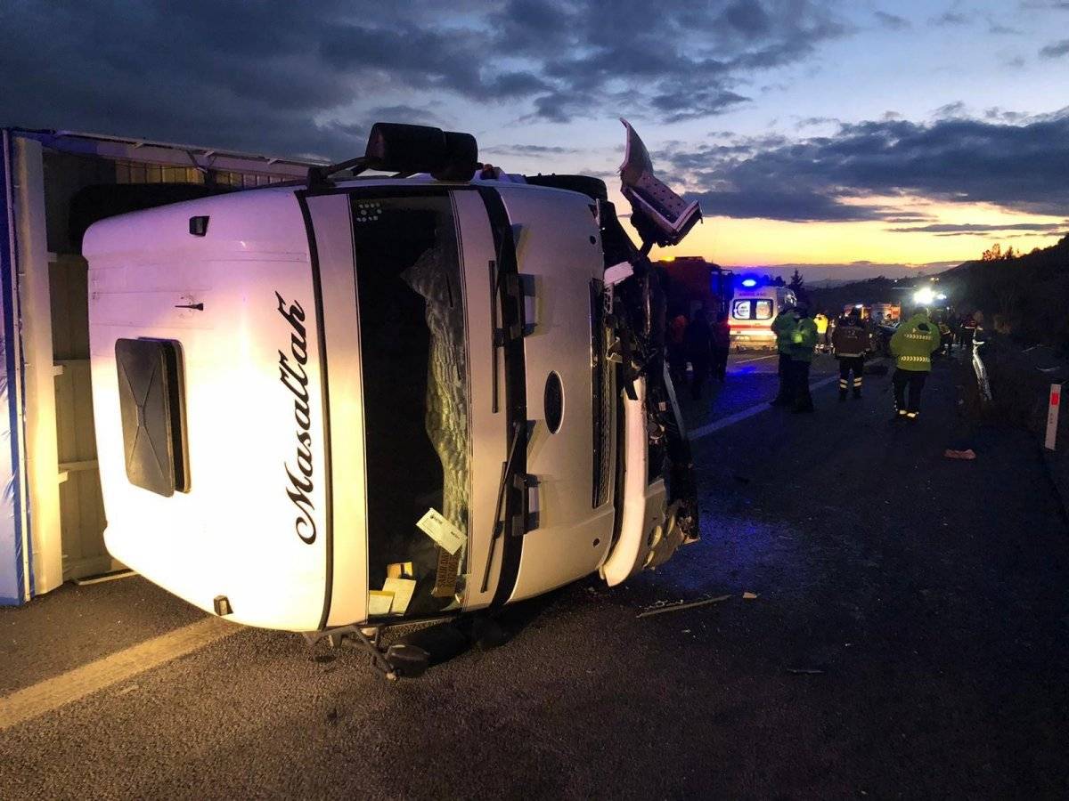 Mersin'de karşı şeride geçen tır otomobile çarptı