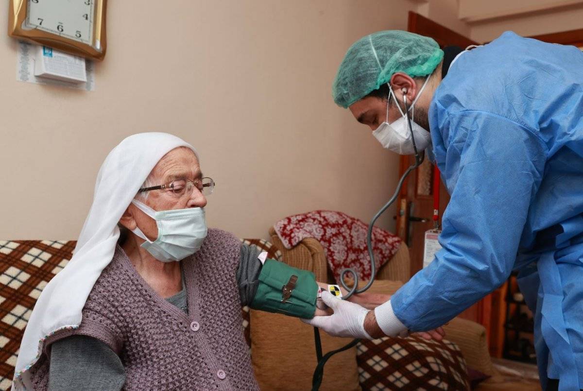 Avrupa'da, yaşlı vatandaşlar aşı merkezlerinin yolunu tuttu
