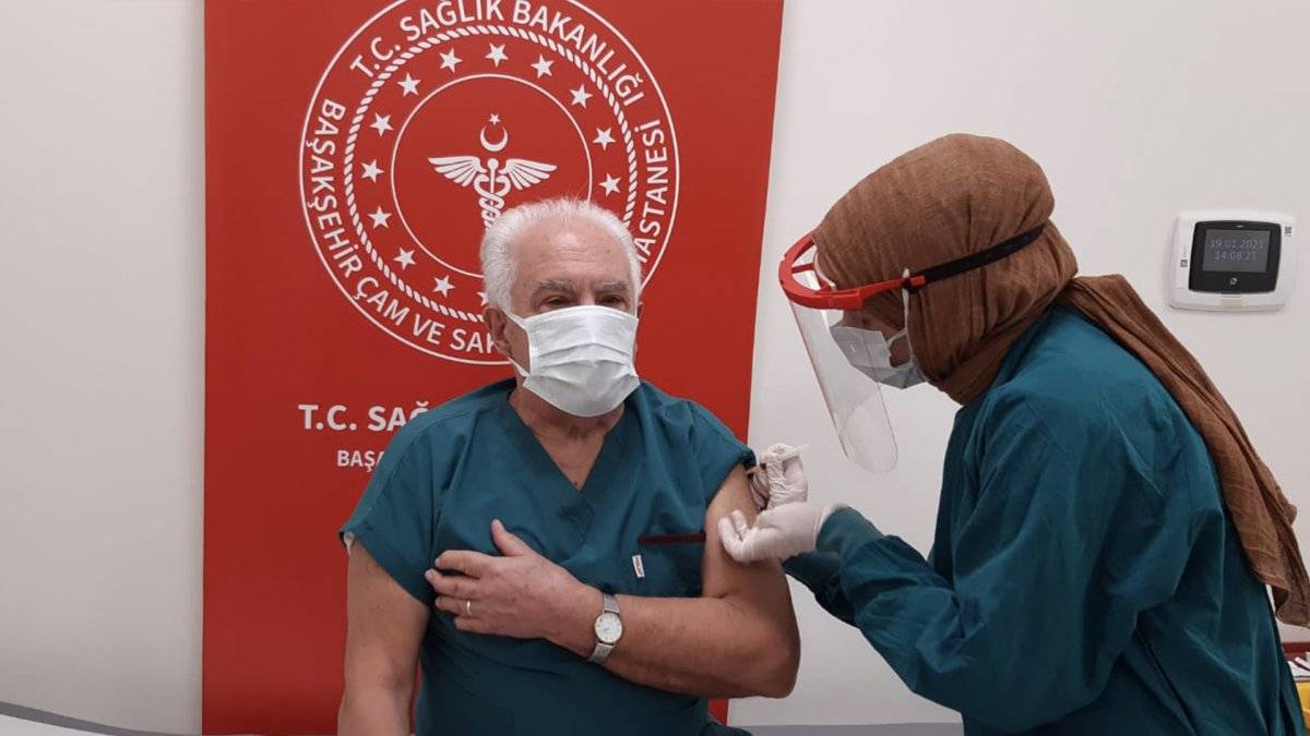 Doğu Perinçek, koronavirüs aşısı yaptırdı