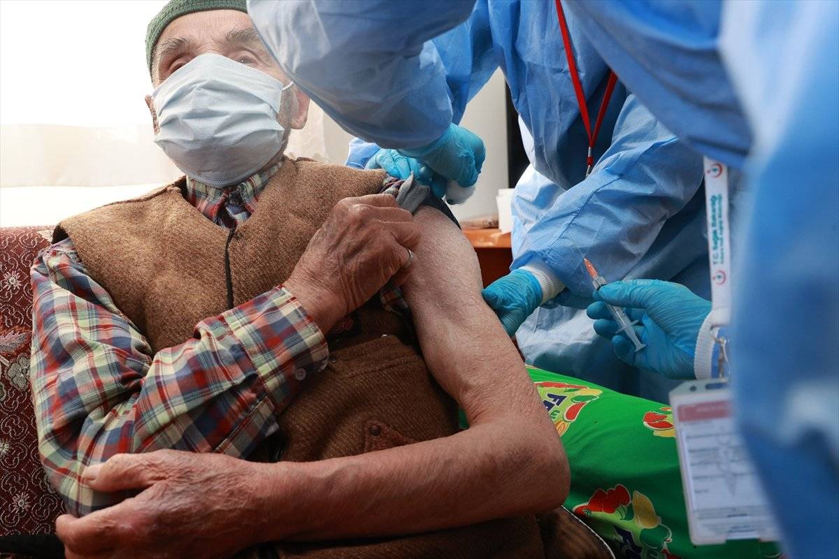 90 yaş üzerindekiler, evden aşılanmaya başlandı