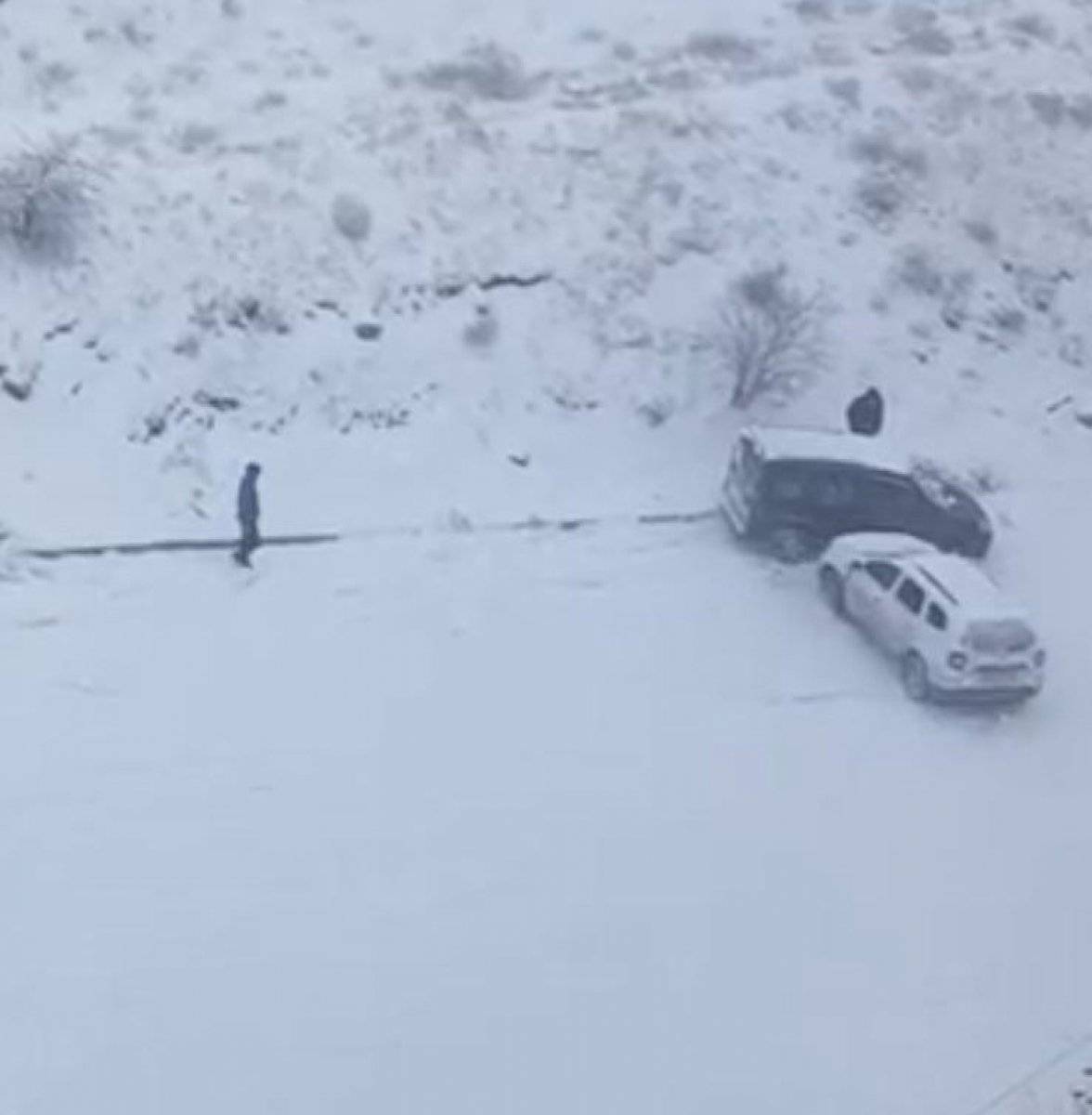 Elazığ'da rampadan kayan otomobil kamerada