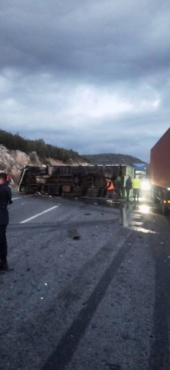 Mersin'de karşı şeride geçen tır otomobile çarptı