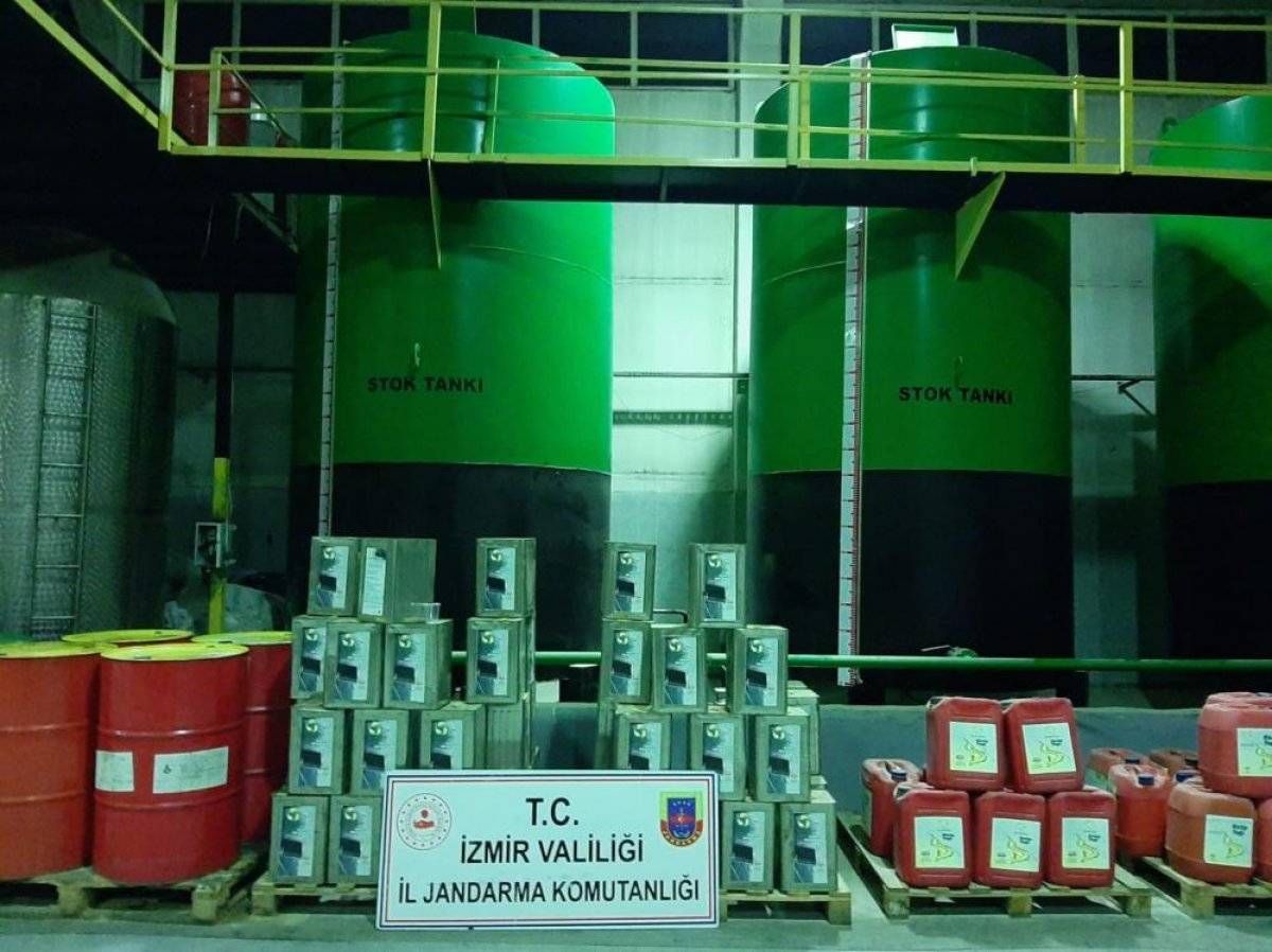 İzmir'de 22 bin litre kaçak akaryakıt ele geçirildi