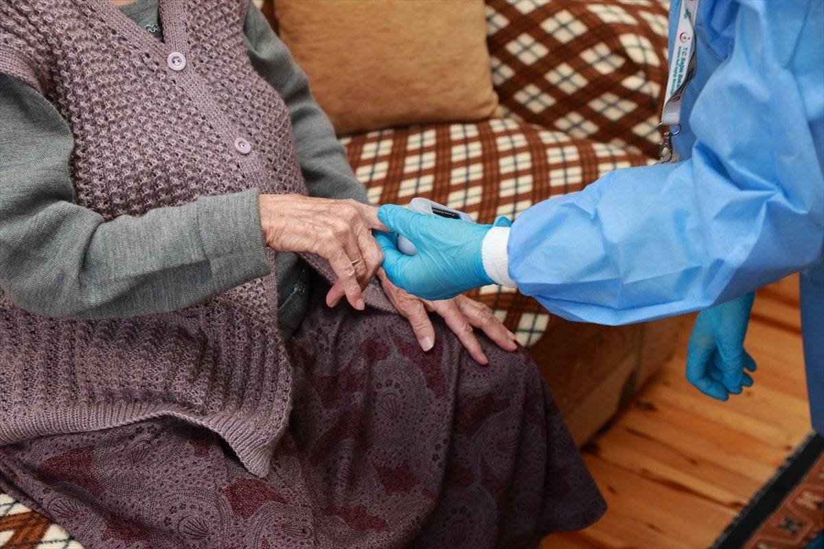 90 yaş üzerindekiler, evden aşılanmaya başlandı