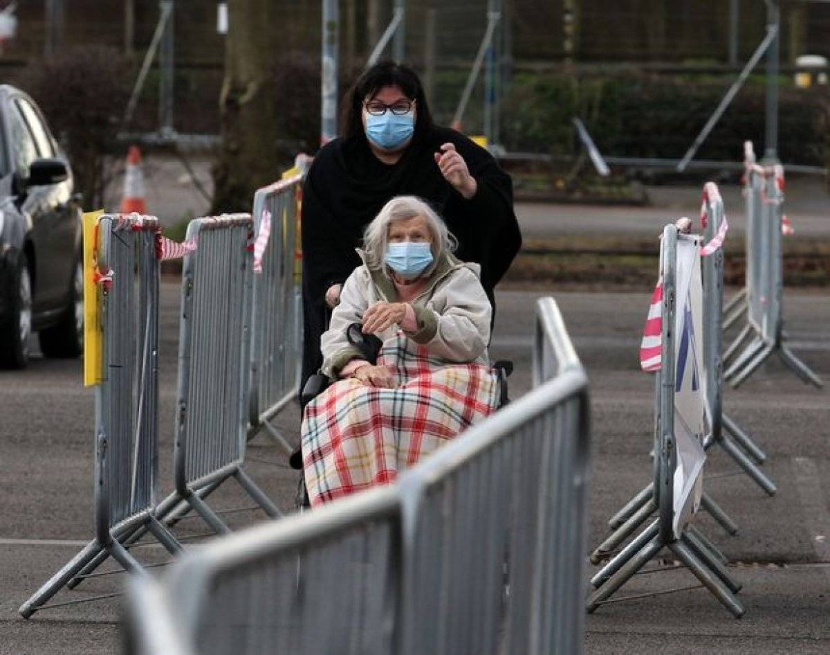 Avrupa'da, yaşlı vatandaşlar aşı merkezlerinin yolunu tuttu
