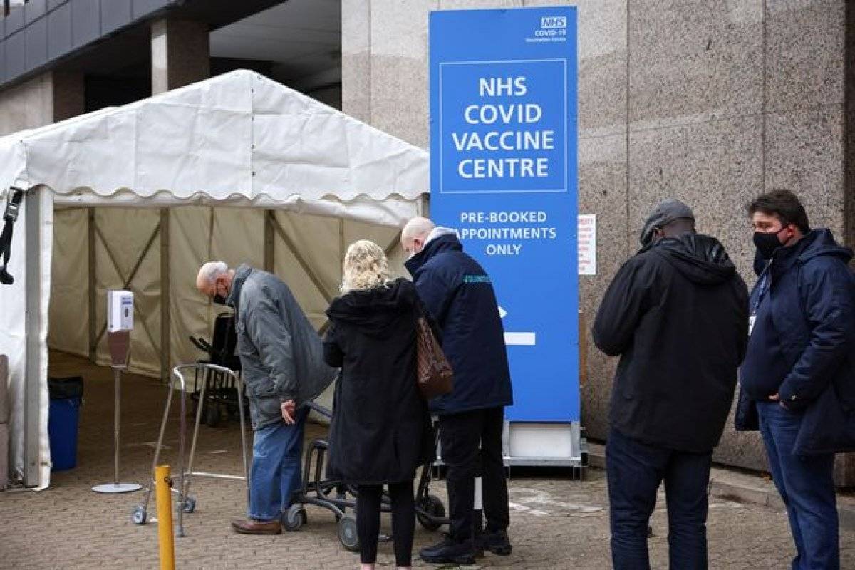 Avrupa'da, yaşlı vatandaşlar aşı merkezlerinin yolunu tuttu