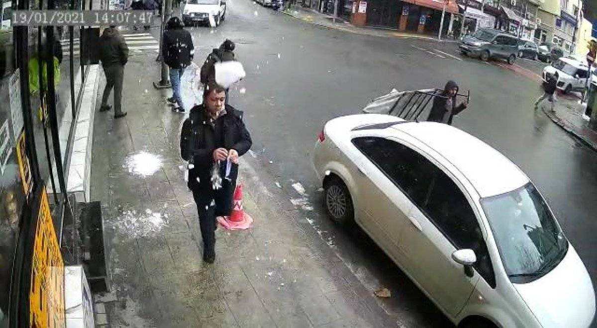 Şişli'de başına buz sarkıtı düşen adam yaralandı