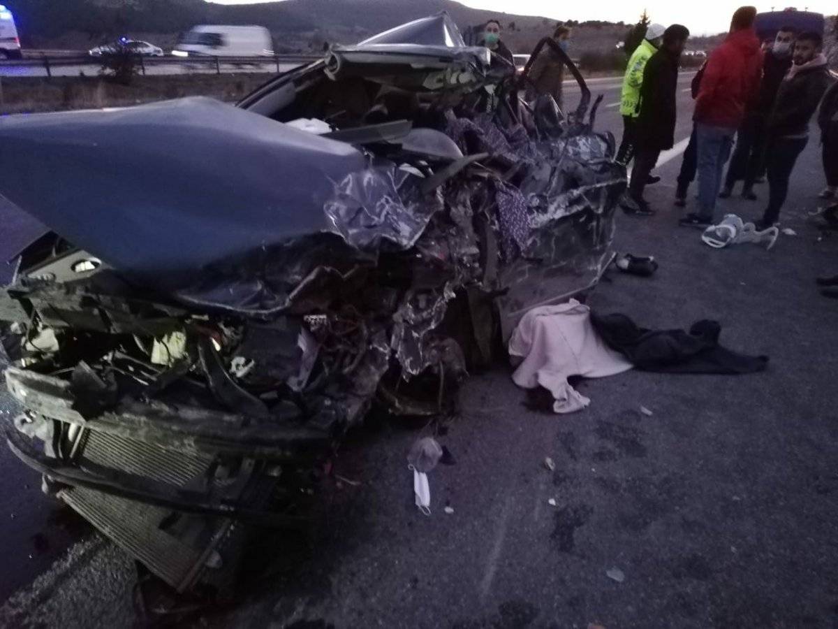 Mersin'de karşı şeride geçen tır otomobile çarptı