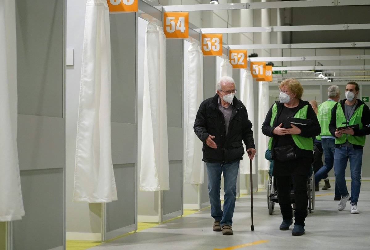 Avrupa'da, yaşlı vatandaşlar aşı merkezlerinin yolunu tuttu