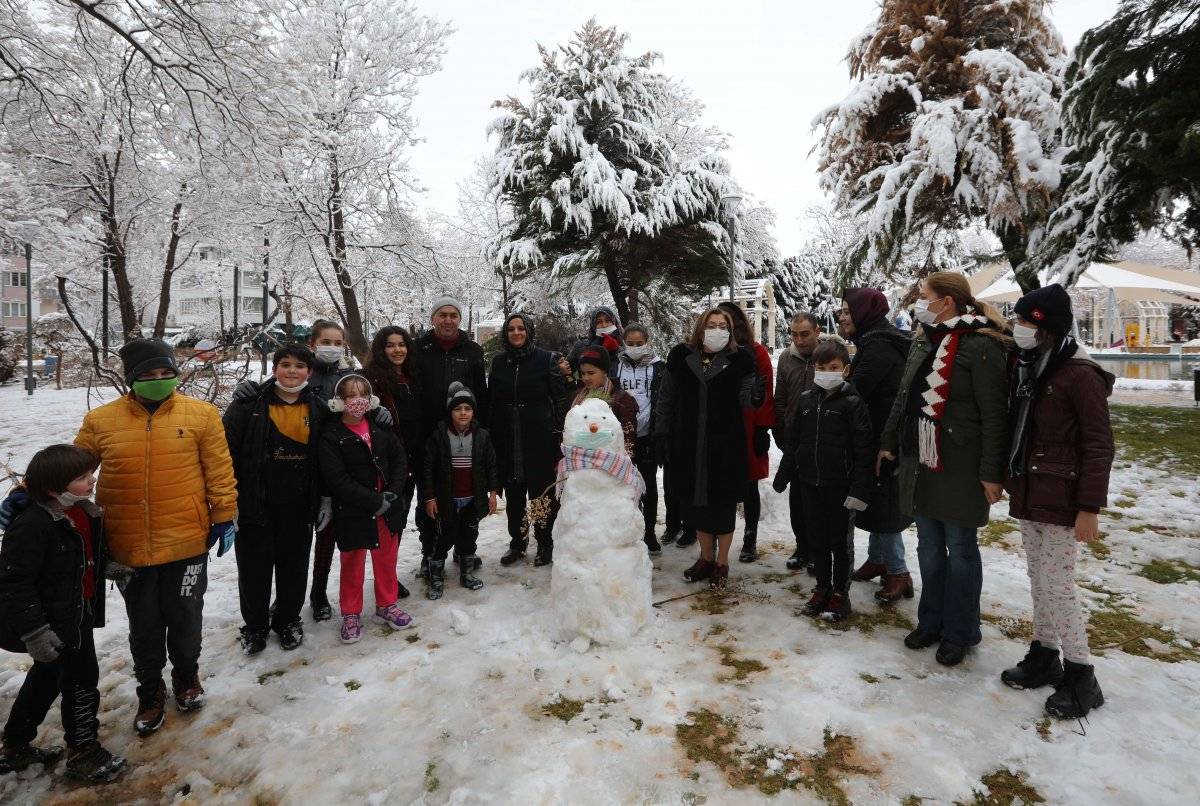Fatma Şahin, çocukların kar eğlencesine ortak oldu