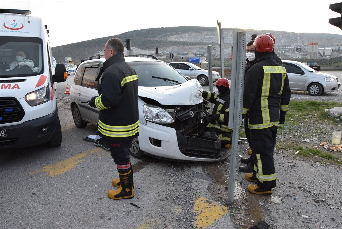 Manisa'da minibüs ile otomobil çarpıştı