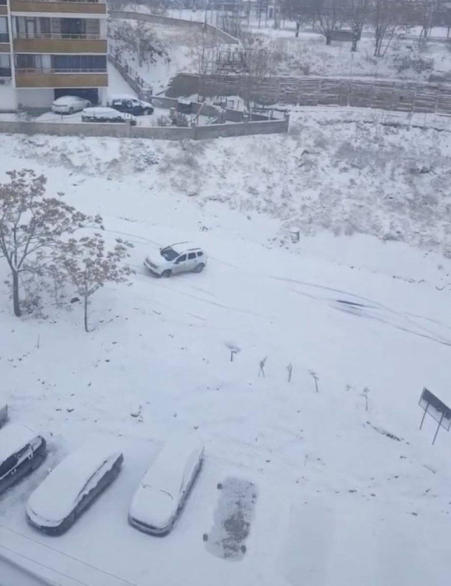 Elazığ'da rampadan kayan otomobil kamerada