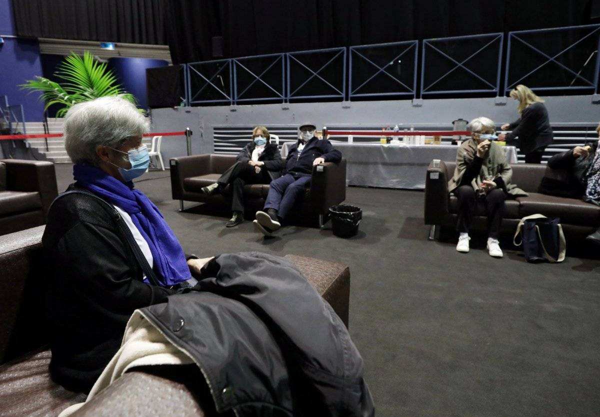 Avrupa'da, yaşlı vatandaşlar aşı merkezlerinin yolunu tuttu