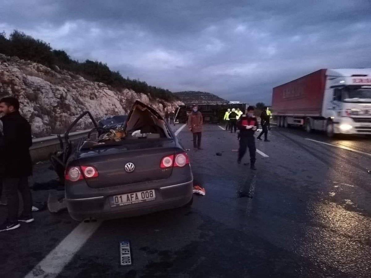 Mersin'de karşı şeride geçen tır otomobile çarptı
